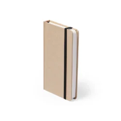 Libreta ecológica de cartón kraft reciclado de tapas duras para personalizar con tu logo la portada, con cinta de cierre .