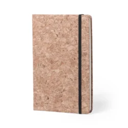Práctica libreta de corcho natural, material renovable y biodegradable, tamaño a5 de tapas duras y goma de cierre personalizada en la portada