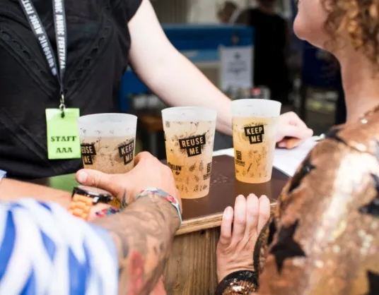 botellas reitulizables personalizadas y vasos