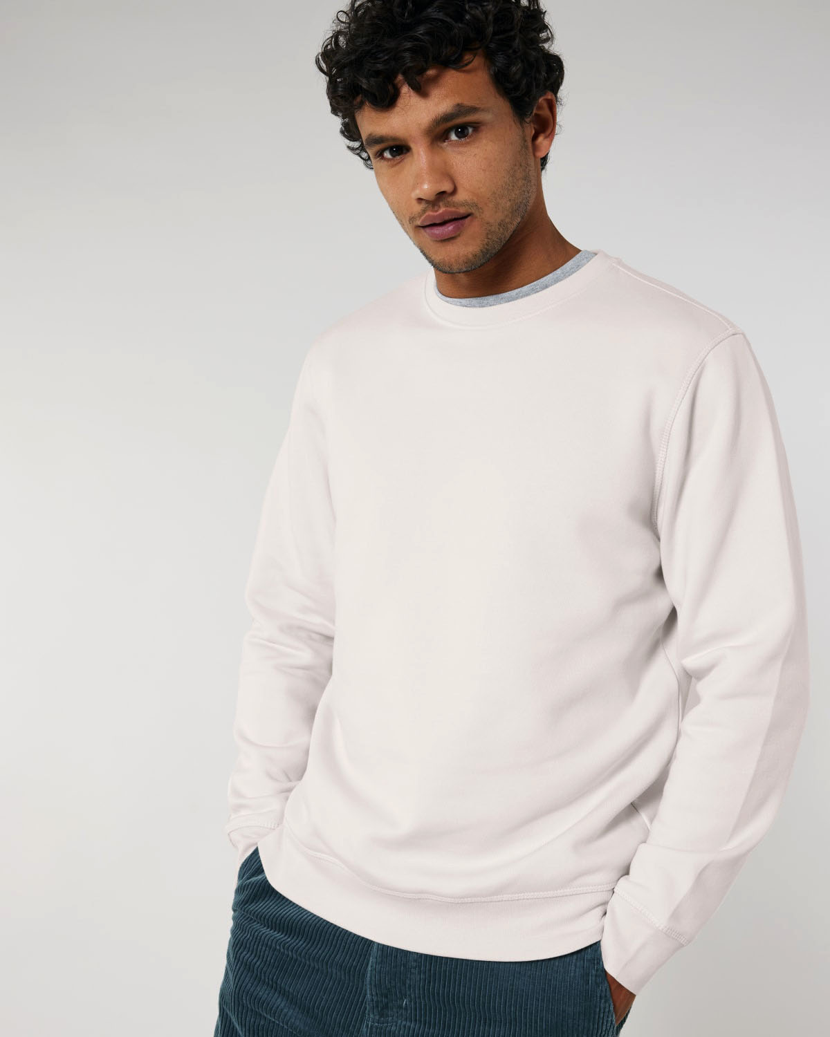 sudadera unisex de algodón orgánico de cuello redondo sin capucha en diferentes colores y tallas