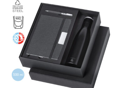 libreta y botella de regalo recicladas