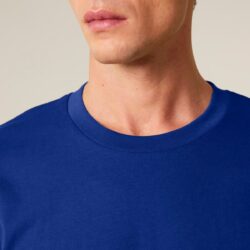 Detalle del cuello de canalé de una camiseta de manga larga azul cobalto