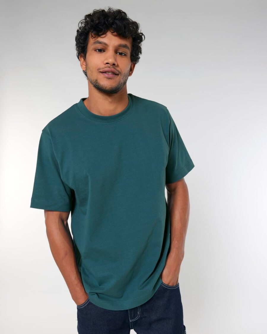 Hombre con camiseta oversize personalizable de algodón orgánico en azul petróleo, corte holgado