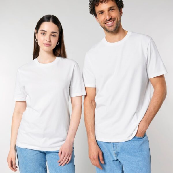 Hombre y mujer con camiseta de algodón orgánico unisex blanca de alto gramaje