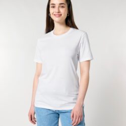Mujer con camiseta ecológica blanca de corte recto unisex