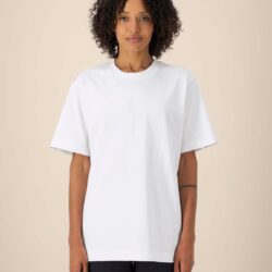 Mujer con camiseta oversize blanca de algodón orgánico de 240 g/m²