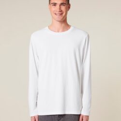 Hombre con camiseta de manga larga blanca de algodón orgánico, lista para personalizar