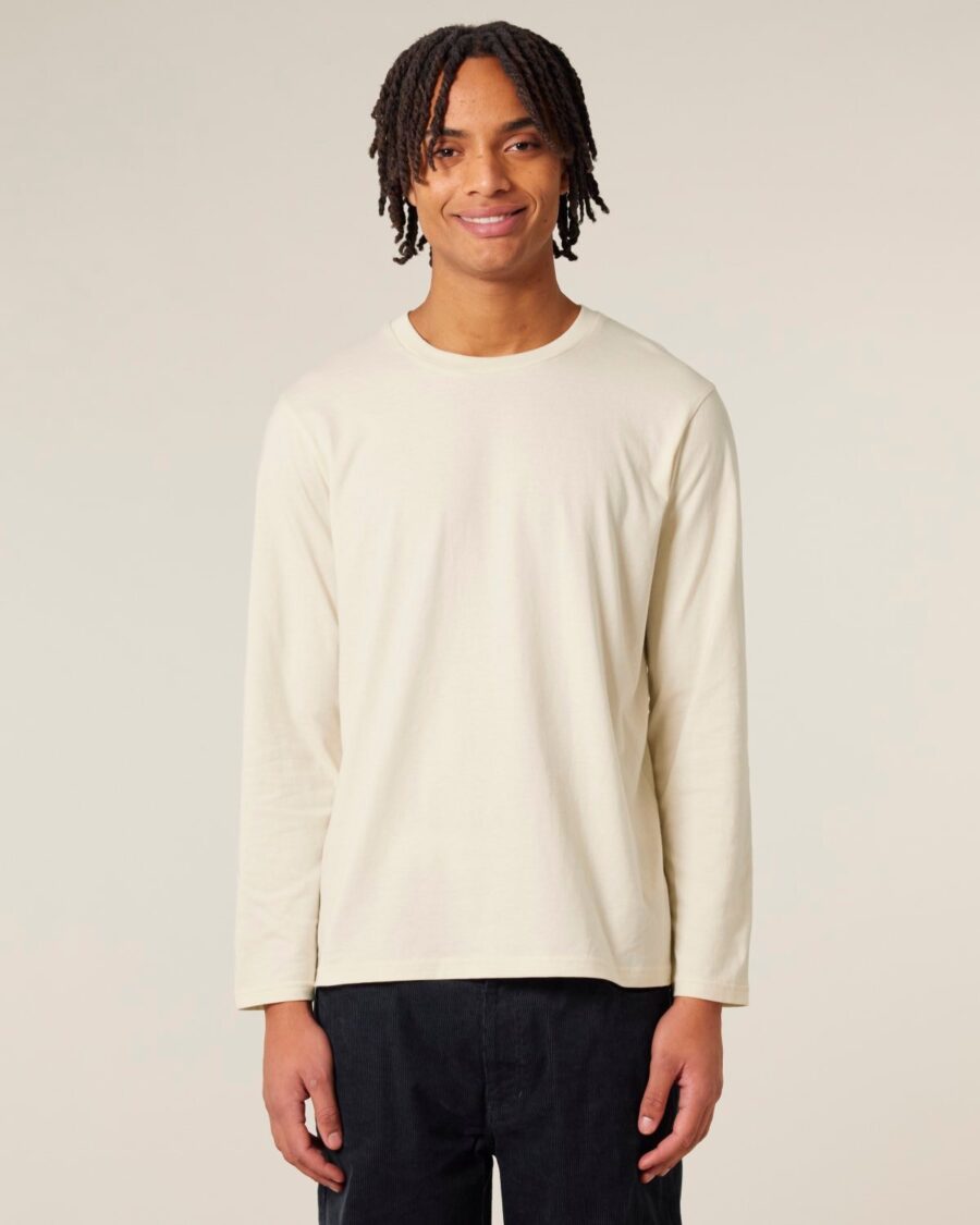 Hombre sonriente con camiseta manga larga personalizada de algodón orgánico color crudo