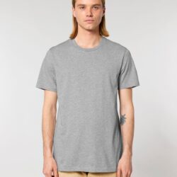 Hombre con camiseta de gramaje medio de algodón orgánico en gris jaspeado, vista de frente