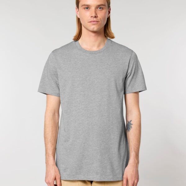Hombre con camiseta de gramaje medio de algodón orgánico en gris jaspeado, vista de frente