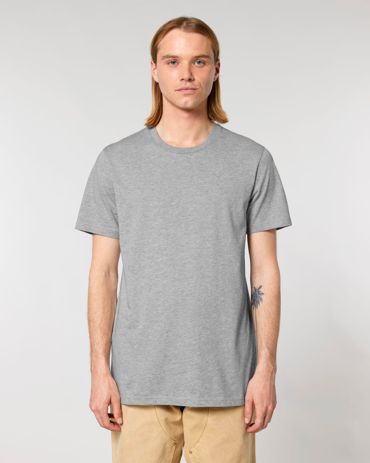 Hombre con camiseta de gramaje medio de algodón orgánico en gris jaspeado, vista de frente
