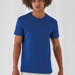 Camiseta básica unisex en azul cobalto, vista de frente con modelo
