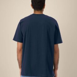 Espalda de camiseta oversize azul marino, espacio amplio para estampar