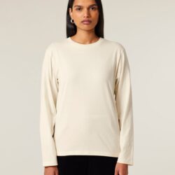 Mujer con camiseta de manga larga ecológica en color crudo, corte recto unisex