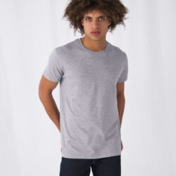 Camiseta básica ecológica en gris jaspeado, vista de frente con modelo