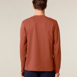 Espalda de una camiseta de manga larga color teja, superficie lisa para estampar