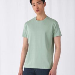 Camiseta básica en verde salvia de tres cuartos, corte regular y cuello redondo
