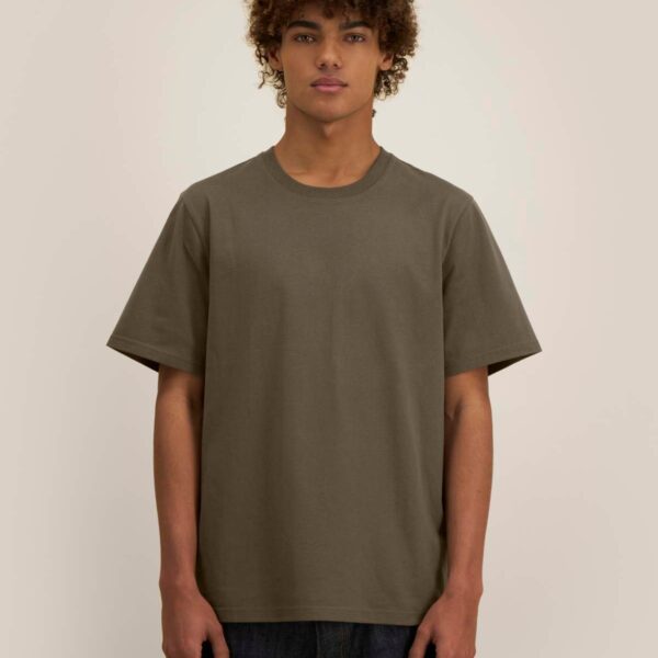 Hombre con camiseta reciclada unisex color tierra de algodón reciclado y orgánico, 220 g/m²