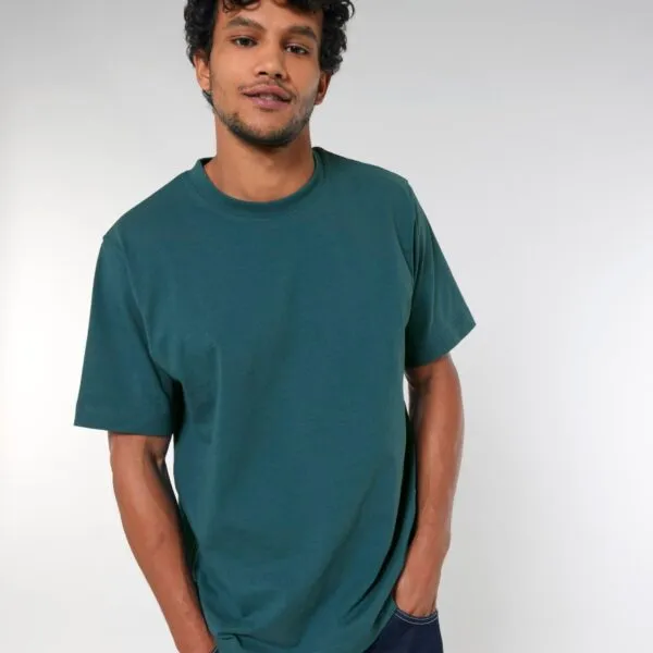 Hombre con camiseta oversize personalizable de algodón orgánico en azul petróleo, corte holgado