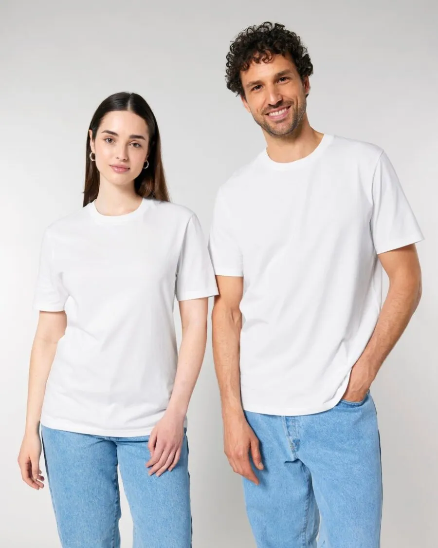 Hombre y mujer con camiseta de algodón orgánico unisex blanca de alto gramaje