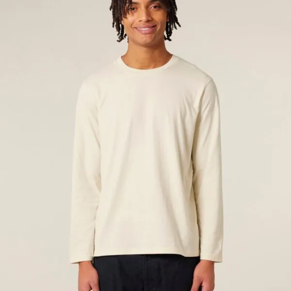 Hombre sonriente con camiseta manga larga personalizada de algodón orgánico color crudo