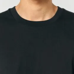 Detalle del cuello de canalé 1x1 reforzado en una camiseta de algodón orgánico negra
