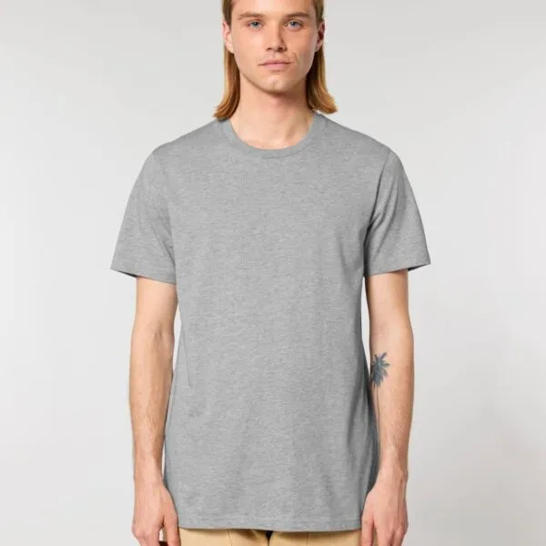 Hombre con camiseta de gramaje medio de algodón orgánico en gris jaspeado, vista de frente