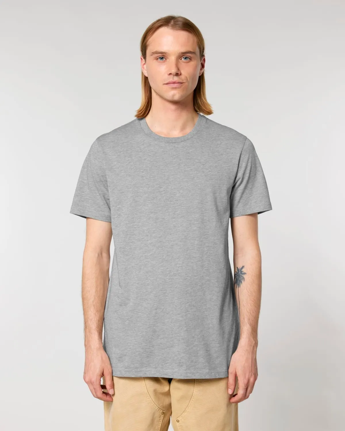 Hombre con camiseta de gramaje medio de algodón orgánico en gris jaspeado, vista de frente