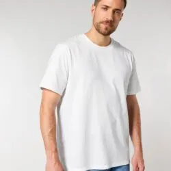 Hombre sonriente con camiseta ecológica blanca de 180 g y corte recto clásico