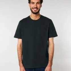 Hombre con camiseta ecológica negra de algodón orgánico, lista para personalizar