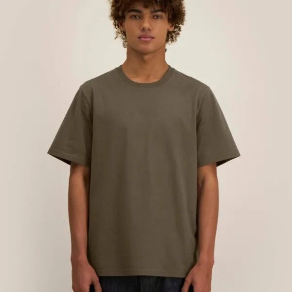 Hombre con camiseta reciclada unisex color tierra de algodón reciclado y orgánico, 220 g/m²